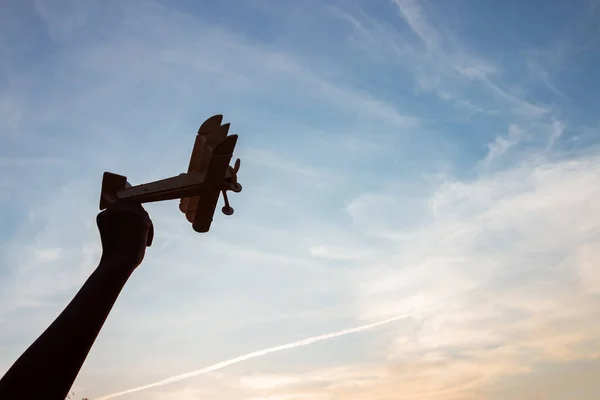 Gün Batımında Arka Planda Tahta Bir Oyuncak Uçak Oynayan Mutlu — Stok fotoğraf