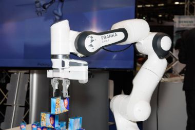 Franka Emika CeBIT 2017 adlı şirketten hassas robot Franka