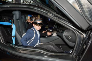 Çocuk CeBIT Intel standında, artar gerçeklik testleri