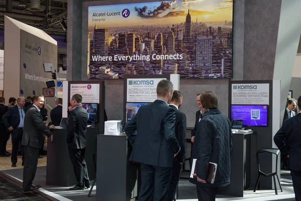 Stand de la empresa Alcatel Lucent con hombres de negocios en CeBIT 2017 —  Fotos de Stock