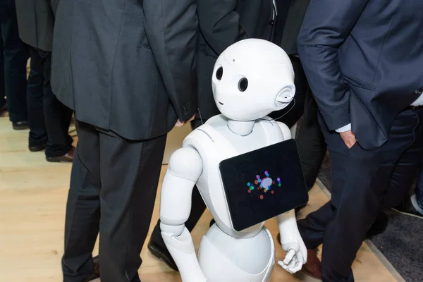 o insana ilişkin robot biber Softbank grubundan CeBIT 2017 üzerinde IBM standında