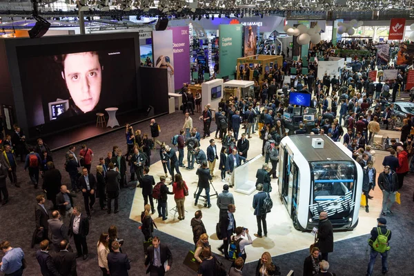 Visão geral no estande da IBM no CeBIT 2017 com uma multidão de pessoas — Fotografia de Stock