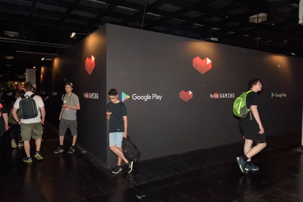 Meninos de pé no estande do Youtube e Google na Gamescom — Fotografia de Stock