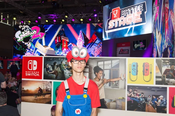 Personel şirket Nintendo pozlar olarak süper mario