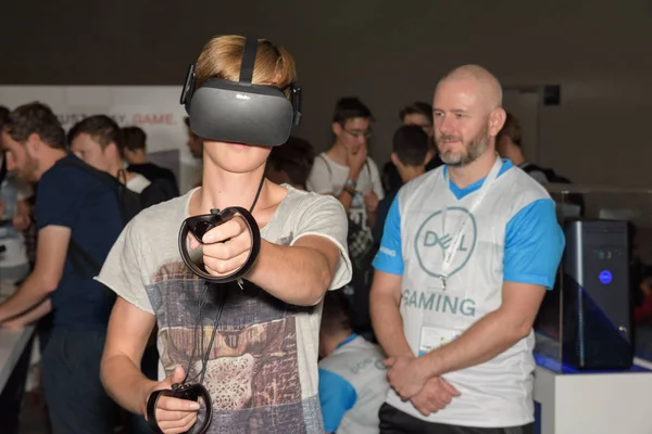 Відвідувач грає віртуальної реальності гра з oculus Рифт — стокове фото