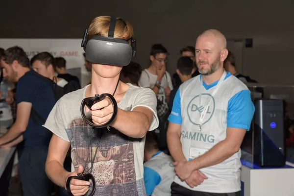 Bir ziyaretçi oculus yarık bir sanal gerçeklik oyun oynuyor