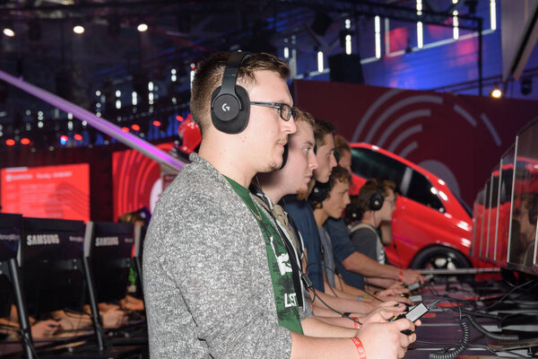 Trade fair visitors playing the project cars 2 game at Gamescom