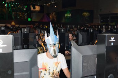 Ticaret Fuar ziyaretçi maskesi başkalarıyla oyun overwatch oynamak