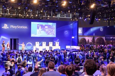 Bir kalabalığın önünde şirket Sony PlayStation tanıtımı