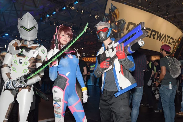 Три косплеера позируют с оружием на выставке Gamesc — стоковое фото