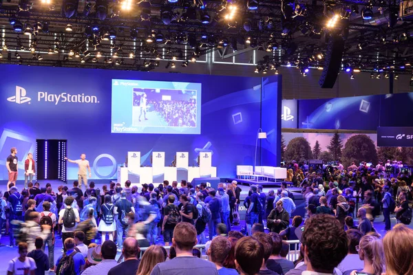 Bir kalabalığın önünde şirket Sony PlayStation tanıtımı