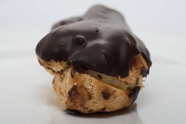 Çikolatalı ekini beyaz tabakta kapat