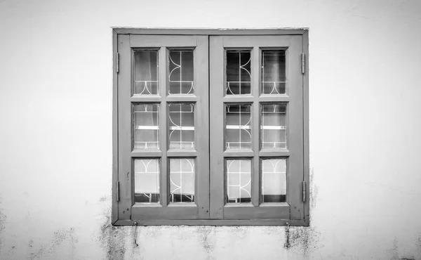 Marco de ventanas en blanco y negro sobre fondo grunge — Foto de Stock
