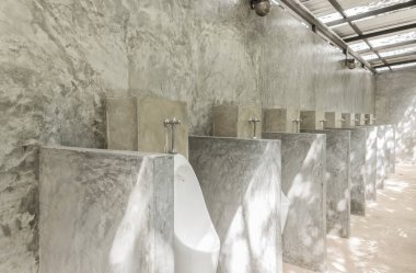 Erkekler umumi tuvalet beton ile erkeklerde beyaz pisuar Loft St duvar