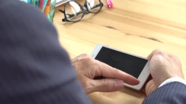 İşadamı slayt uygun ve yakınlaştırma ve monitör ev ofis omuz görünümünde yatay smartphone'un dokunmatik. Küçük işletme veya iş start-up. Merhaba 4k çözünürlüklü görüntüleri 3840 x 2160