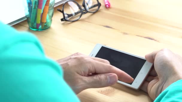 Homme Affaires Vert Shirt Diapositive Zoom Écran Tactile Smartphone Horizontal — Video