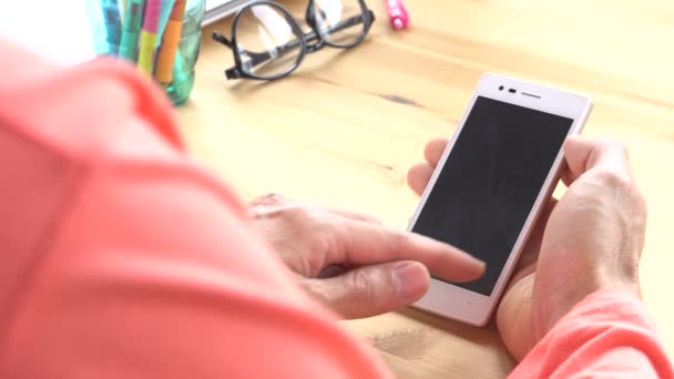 Zakenman Oranje Shirt Dia Zoom Touch Monitoren Van Smartphone Volgens — Stockvideo