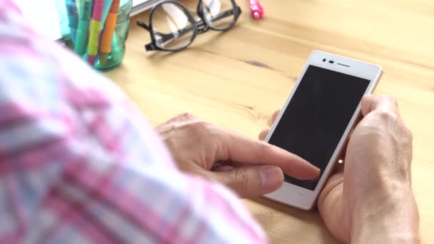 Hombre Negocios Rosa Scott Diapositiva Camisa Zoom Monitor Táctil Smartphone — Vídeos de Stock