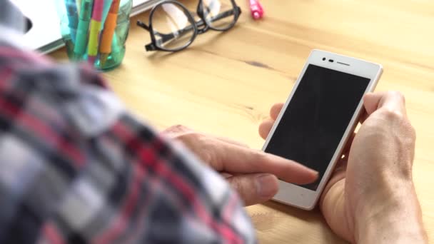 Hombre Negocios Negro Scott Diapositiva Camisa Zoom Monitor Táctil Smartphone — Vídeo de stock