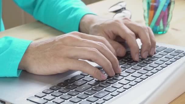 Camiseta Verde Manga Larga Hombre Negocios Tecleando Teclado Portátil Pequeña — Vídeos de Stock