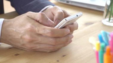 İşadamı takım elbise ya da sohbet yazarak veya smartphone yakın görünümü kadar oynamak. Küçük işletme KOBİ veya başlangıç insan bağlantı kuruyor veya müşteriyle iletişim. Merhaba Çözünürlük 4k 3840 x 2160 görüntüleri.