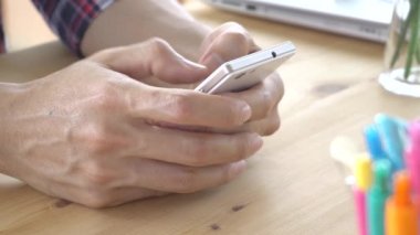 Siyah Scott gömlek işadamı yazarak veya sohbet veya oyun smartphone görünümü kapatın. Küçük işletme KOBİ veya başlangıç insan bağlantı kuruyor veya müşteriyle iletişim. Merhaba Çözünürlük 4k 3840 x 2160 görüntüleri.
