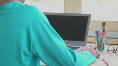 Yeşil uzun kol T-Shirt işadamı fare veya ev ofis içinde laptop önünde çalışma'yı tıklatın. Küçük işletme KOBİ veya başlangıç kavramı. Internet bağlantı ve iletişim tarzı. Merhaba çözünürlük görüntüleri 4k 3840 x 2160