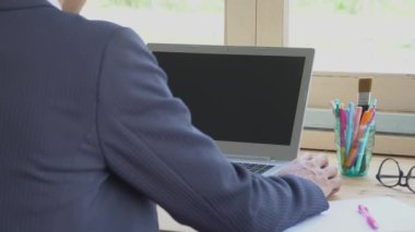 İş takım elbiseli adamı fare veya ev ofis içinde laptop önünde çalışma'yı tıklatın. Küçük işletme KOBİ veya başlangıç kavramı. Internet bağlantı ve iletişim tarzı. Merhaba çözünürlük görüntüleri 4k 3840 x 2160