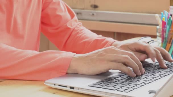 Oranje Lange Mouw Shirt Zakenman Typen Toetsenbord Van Laptop Kleine — Stockvideo