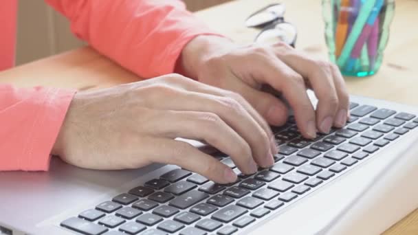 Camiseta Naranja Manga Larga Hombre Negocios Tecleando Teclado Portátil Cerca — Vídeos de Stock