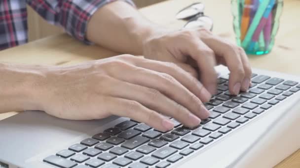 Black Scott Homem Negócios Camisa Digitando Teclado Laptop Perto Pme — Vídeo de Stock