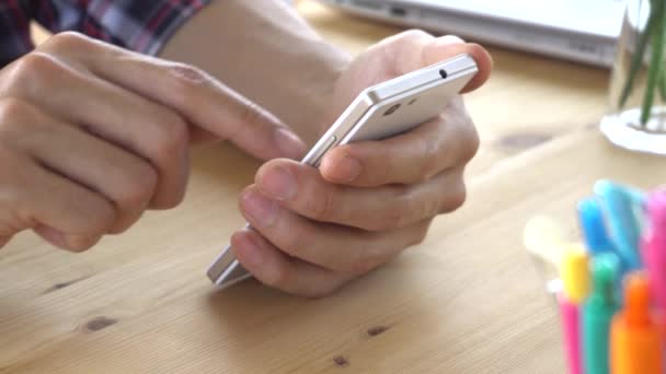 Schwarzes Schotthemd Geschäftsmann Slide Zoom Und Touch Smartphone Wieder Nahsicht — Stockvideo