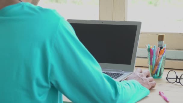 Groen Lange Mouw Shirt Zakenman Klik Muis Werken Achter Laptop — Stockvideo