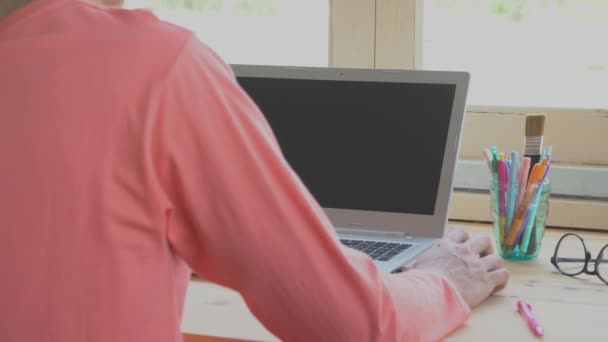 オレンジ長袖 シャツのビジネスマンは マウスまたはホーム オフィスでのノート パソコンの前で作業をクリックします 中小企業の中小企業やスタートアップの概念 インターネットの接続とコミュニケーション スタイル こんにちは解像度映像 3840 — ストック動画