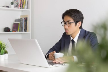 Asyalı İşadamı Gözlük Takıyor Bilgisayarda Finansal Verileri Ciddi Analiz Et