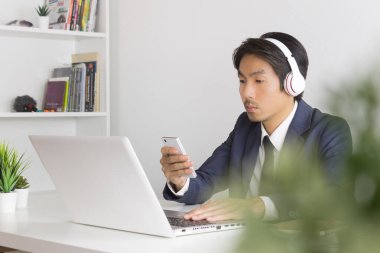 Smartphone ve Laptop 'tan Asyalı Adam Çağrı Merkezi Müşteri Bağlantısı