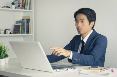 Asya Mali Danışmanı veya Asyalı Danışman İşadamı Vintage Tone üzerinden Müşteri İnterneti Tavsiye Etti