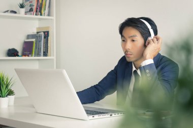 Asyalı Adam Çağrı Merkezi Müşteri İletişim Merkezi İnternet üzerinden Laptop in Vintage Tone ile