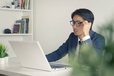 Asya Mali Danışmanı veya Asyalı Danışman İş Adamı Vintage Ton Finansal Verilerini Analiz Et