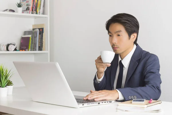 Asian Financial Advisor or Asian Consulting Businessman Drinking Coffee — ストック写真