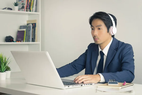 Asian Man Call Center Wear Headset Service Customer Via Internet in Vintage Tone — Stock Photo, Image