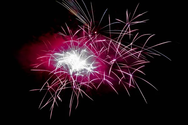 Fundo de fogos de artifício espumantes horizontais Magenta na cena noturna — Fotografia de Stock