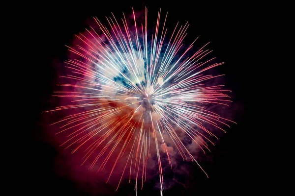 Vermelho laranja espumante fogos de artifício fundo na cena da noite — Fotografia de Stock