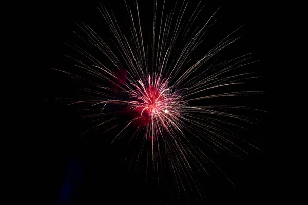 Vermelho amarelo espumante fogos de artifício fundo na cena da noite — Fotografia de Stock