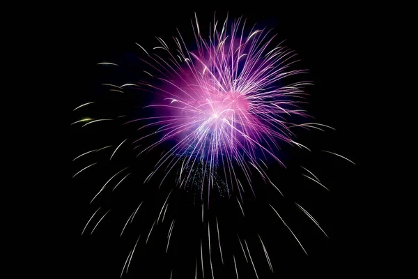 Pequeno fundo de fogos de artifício espumantes violeta na cena noturna — Fotografia de Stock