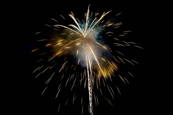 Fundo de fogos de artifício espumantes amarelos na cena noturna — Fotografia de Stock