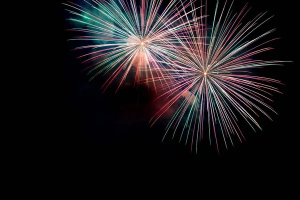 Verde vermelho espumante fogos de artifício fundo na cena da noite no quadro direito — Fotografia de Stock