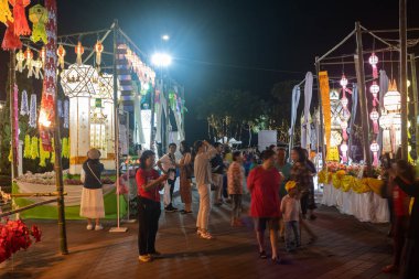 Phayao Tayland 'da Loi Krathong Festivali' nde Fenerlerle dolu bir kalabalık
