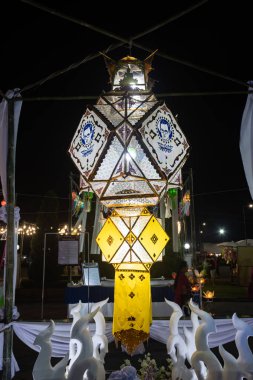 Phayao Tayland 'da Loi Krathong Festivali' nde Beyaz Fenerler Tarafı Görünümü