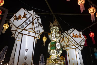 Phayao Tayland 'daki Loi Krathong Festivali' nde Zoom Beyaz Fenerleri